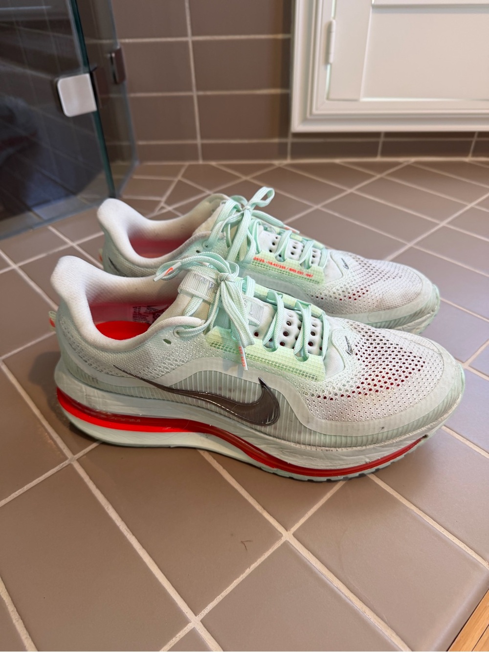 Nike Mint Green and White Men's Athletic Running Shoes - Picture 2 of 6